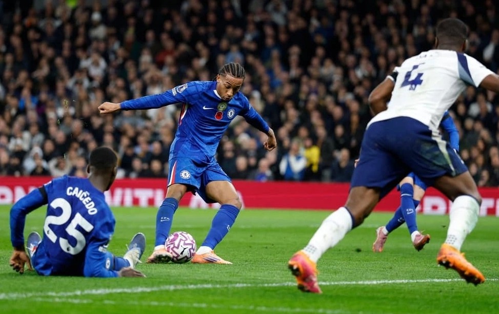 Trận derby London tại Stamford Bridge bắt đầu như cơn ác mộng với Chelsea