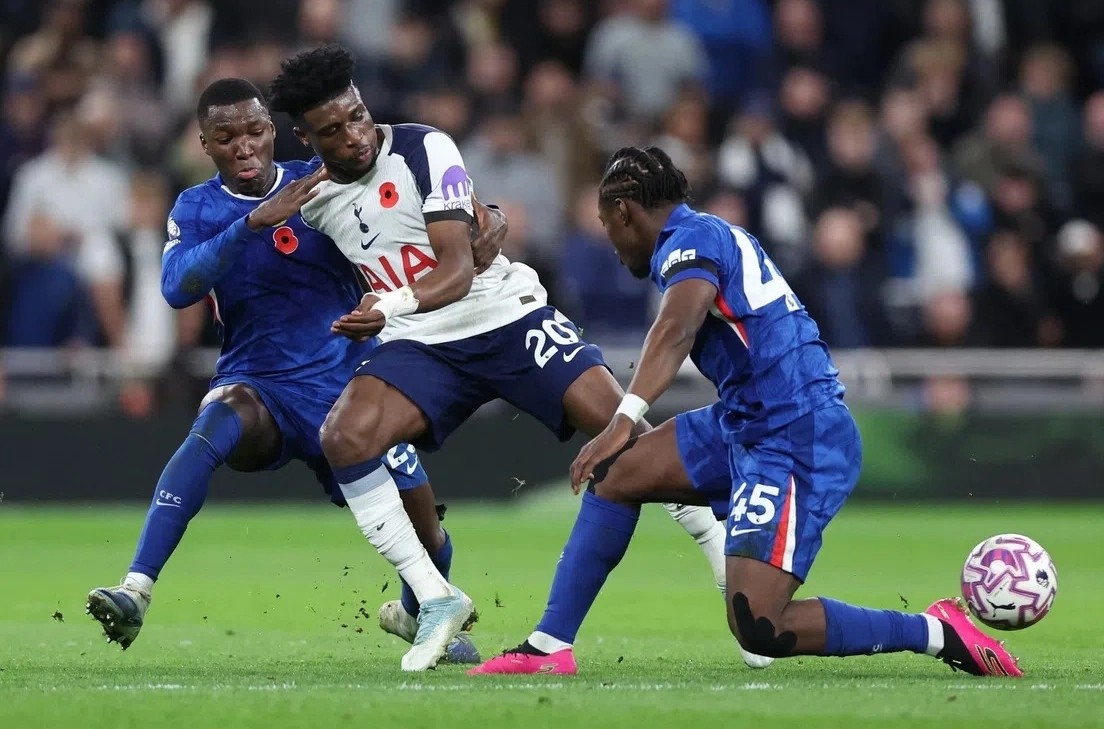 Nguyên nhân Tottenham lỡ cơ hội bứt lên nằm ở hàng thủ lỏng lẻo