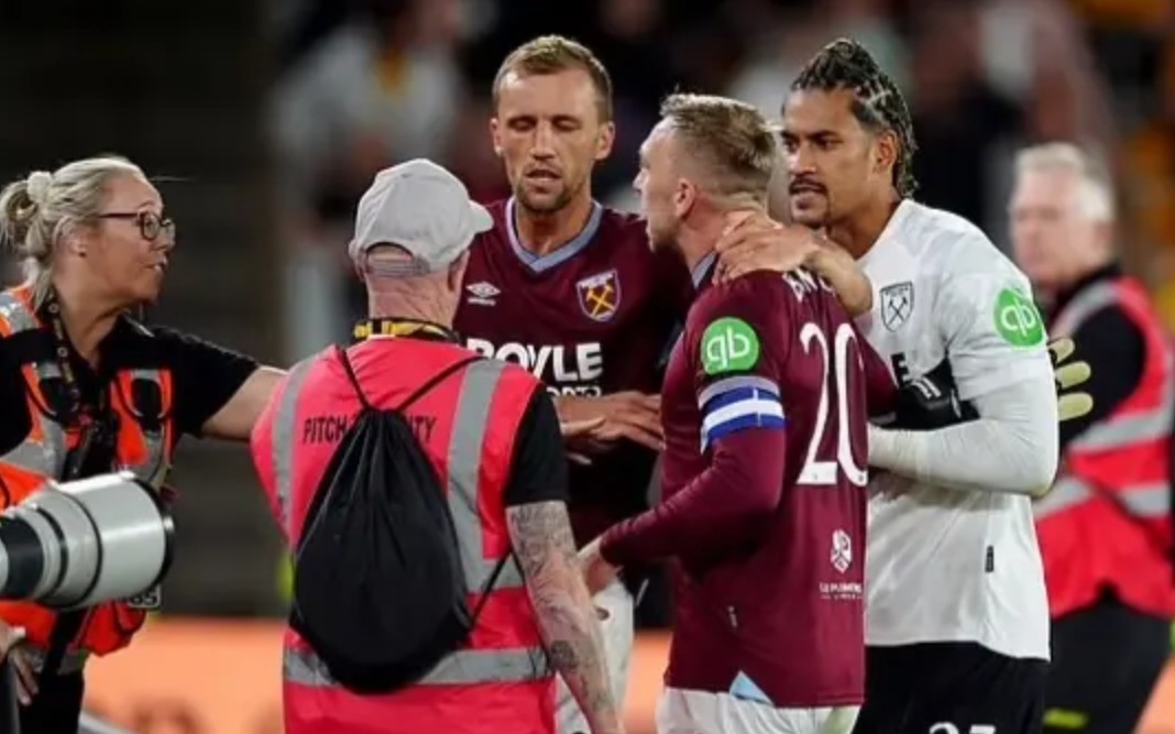 Đội trưởng Jarrod Bowen phản ứng gay gắt nhất với phán quyết trọng tài